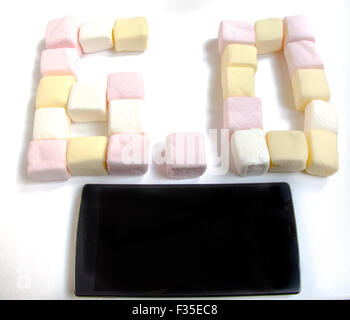 Handy mit farbigen Marshmallows Bonbons Stockfoto