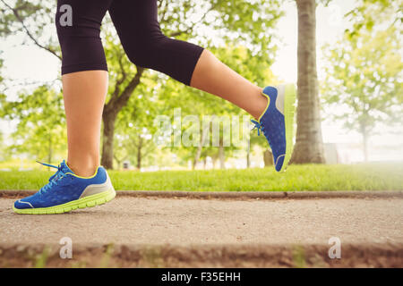 Frau trägt Sportschuhe im Park Joggen Stockfoto