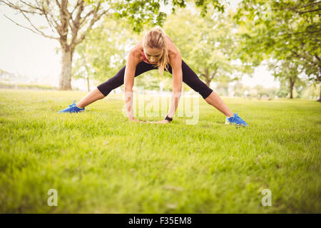 Fit Woman Training mit Dehnung Bein Stockfoto