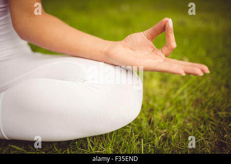 Nahaufnahme von Frau sitzt in Lotus-pose Stockfoto