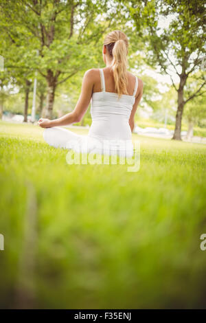 Frau im Park zu meditieren Stockfoto