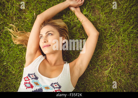 Draufsicht der glückliche Frau liegend auf dem Rasen Stockfoto