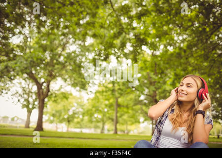 Glückliche Frau Musikgenuss mit Augen geschlossen im park Stockfoto