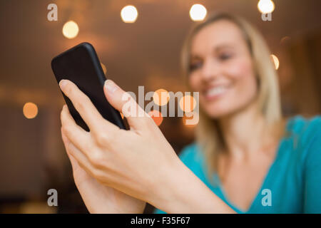 Glückliche junge Frau mit Handy Stockfoto
