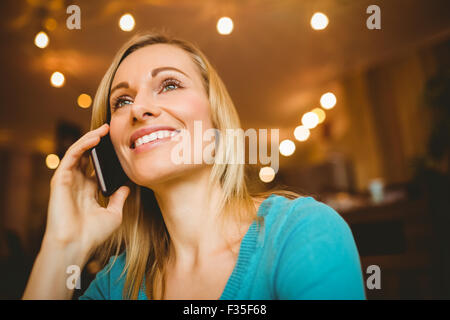 Nahaufnahme der fröhliche junge Frau mit Handy Stockfoto