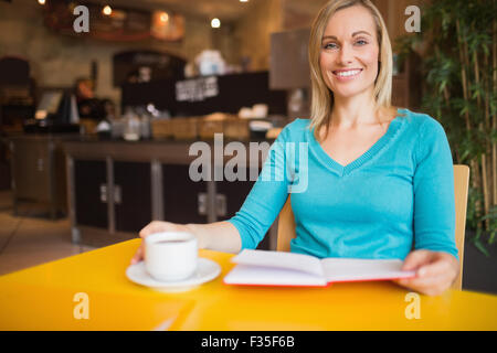 Porträt der jungen Frau mit Buch Stockfoto
