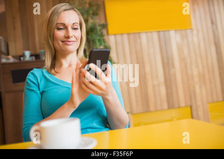 Junge Frau mit smartphone Stockfoto