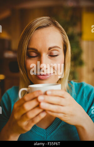 Junge Frau halten Kaffee Tasse Stockfoto