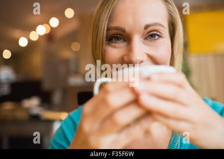 Porträt der jungen Frau trinken Kaffee im café Stockfoto