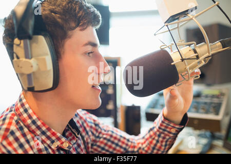 Junger Radiomoderator Rundfunk im studio Stockfoto