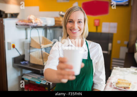 Porträt von glücklich weibliche Shopbetreiber mit Glas Stockfoto