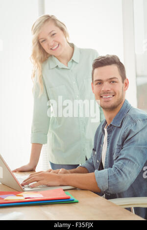Porträt von lächelnden jungen Mann und Frau arbeiten am laptop Stockfoto