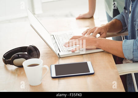 Arbeit am Laptop mit Frau Mann Stockfoto