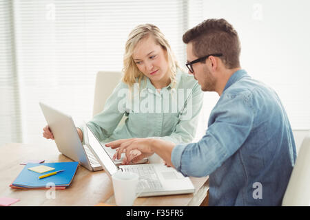 Mann und Frau diskutieren während mit laptop Stockfoto