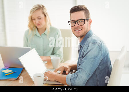 Porträt von lächelnden jungen Mann tragen Brillen mit Frau Stockfoto