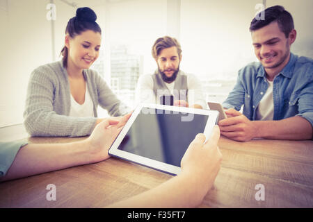Hand, die digital-Tablette mit Menschen mit Smartphones zugeschnitten Stockfoto