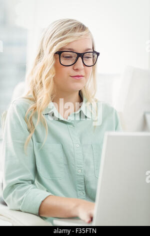 Geschäftsfrau auf laptop Stockfoto