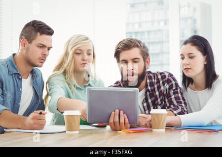 Ernsthafte kreative Geschäftsleute mit digital-Tablette Stockfoto