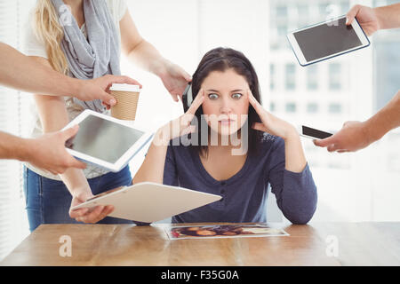 Geschäftsfrau mit Kopfschmerzen Stockfoto