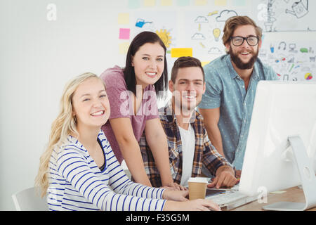 Porträt des Lächelns Geschäftsleute arbeiten bei Computer-Schreibtisch Stockfoto