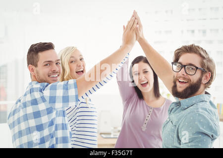 Porträt des Lächelns Geschäftsleute geben hohe fünf Stockfoto