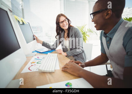 Lächelnde Geschäftsleute tragen Brillen arbeiten bei Computer-Schreibtisch Stockfoto