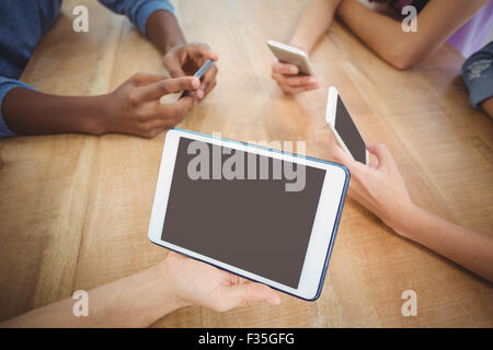 Vogelperspektive Blick auf Menschen mit Smartphones und Tablet-digital Stockfoto
