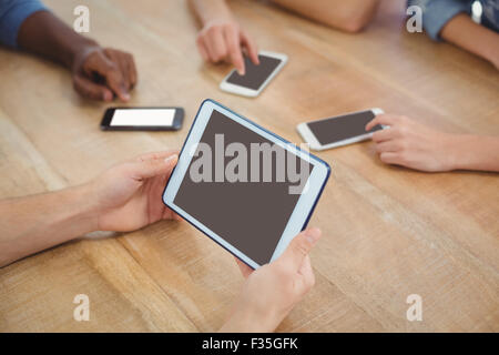 Erhöhte Ansicht des abgeschnittenen Hand, die digital-Tablette Stockfoto