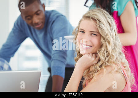 Porträt der lächelnde Frau mit Hand am Kinn Stockfoto