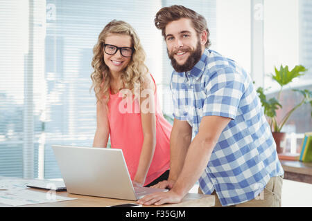 Porträt von lächelnden Mann und Frau im stehen am Schreibtisch Stockfoto