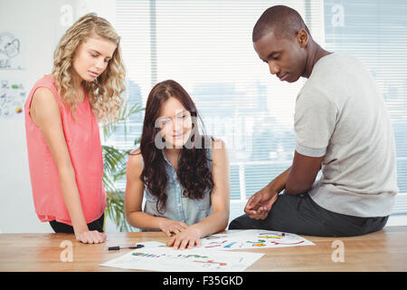 Ernste Angelegenheit Menschen arbeiten am Schreibtisch Stockfoto