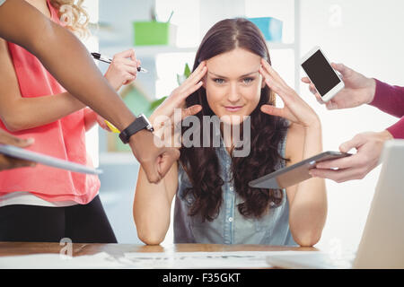 Frau mit Kopf in Händen Stockfoto