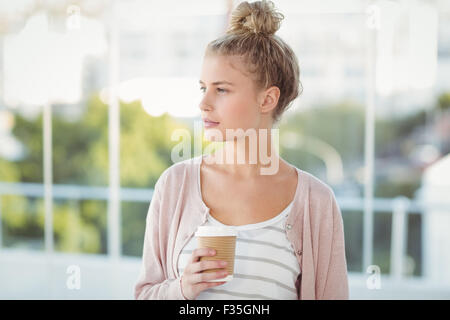 Frau halten Kaffee Tasse Stockfoto