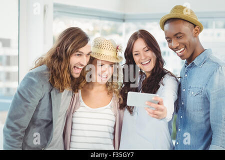 Lächelnde Business-Team unter Selfie im Büro Stockfoto