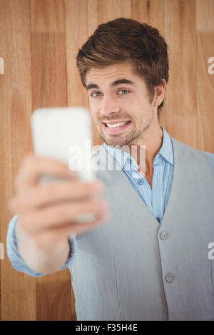 Geschäftsmann, Lächeln während der Einnahme von selfie Stockfoto