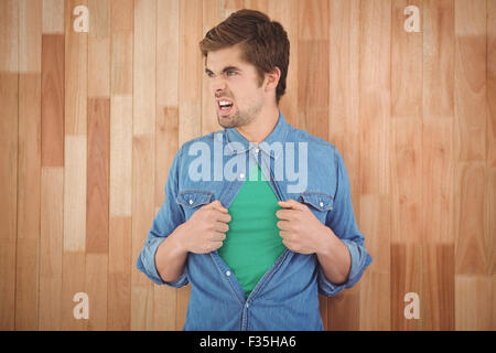 Aggressive Hipster Eröffnung Shirt im Superhelden-Stil Stockfoto