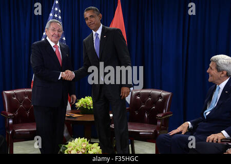 New York, New York, USA. 29. Sep, 2015. Vereinigte Staaten Präsident Barack Obama, zentrieren, ein bilaterales Treffen mit Präsident Raul Castro, links, von Kuba besucht, als U.S. Secretary Of State John Kerry, rechtsextreme, Blicke auf bei den Vereinten Nationen Headquarters, New York, New York, am 29. September 2015. Bildnachweis: Anthony Behar/Pool über CNP-/DPA - NO-Draht-SERVICE - Credit: Dpa picture-Alliance/Alamy Live News Stockfoto