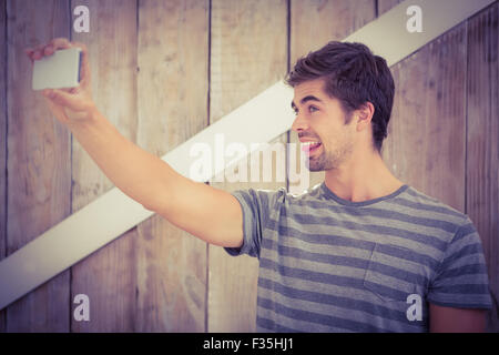 Glücklicher Mann so dass Gesicht während der Einnahme von selfie Stockfoto