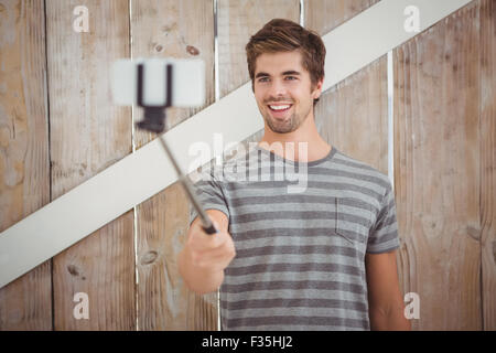 Glücklicher Mann nehmen selfie Stockfoto
