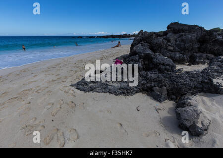 Maniniowali Strand Volksmund Kua Bay ist eines der saubersten öffentlichen Strände der Welt.  Es ist berühmt für seine klaren, blauen Stockfoto