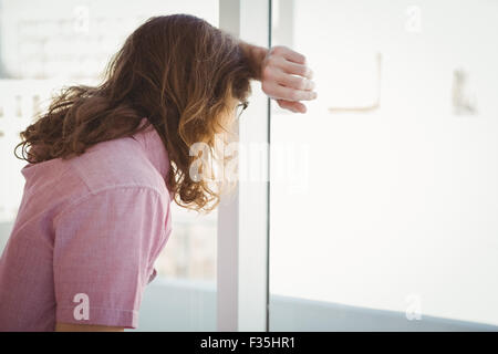 Seitenansicht des Menschen Blick durch Fenster Stockfoto