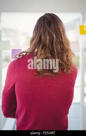 Rückansicht der Mann stand vor Glas Stockfoto