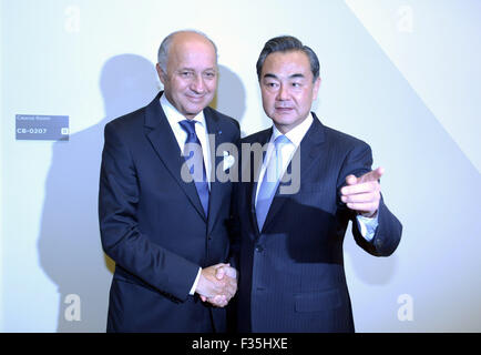 New York, USA. 29. Sep, 2015. Chinese Foreign Minister Wang Yi (R) trifft sich mit der französische Außenminister Laurent Fabius in New York, Vereinigte Staaten, 29. September 2015. © Yin Bogu/Xinhua/Alamy Live-Nachrichten Stockfoto