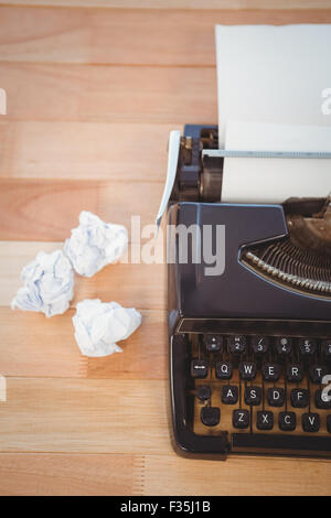 Schreibmaschine mit zerknittertes Papier auf Tisch im Büro Stockfoto