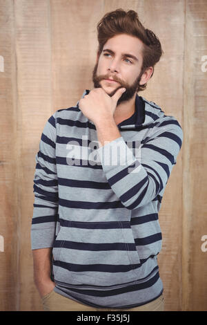 Nachdenklich Hipster mit Hand am Kinn Stockfoto