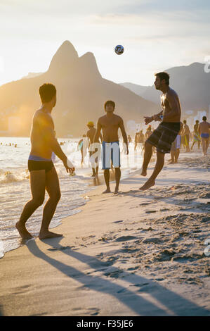 RIO DE JANEIRO, Brasilien - 18. Januar 2014: Junge Brasilianer spielen keepy uppy Strandfußball oder Altinho, am Strand von Ipanema. Stockfoto