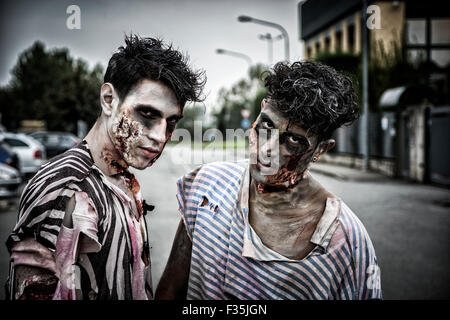 Zwei männliche Zombies stehen in leere Stadtstraße Blick in die Kamera Stockfoto