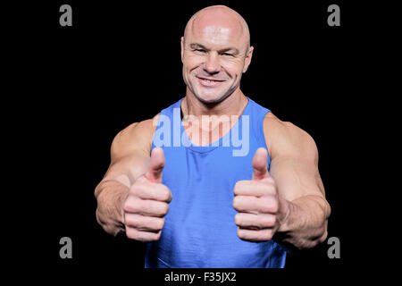 Lächelnder gesunden Mann Daumen auftauchen Stockfoto