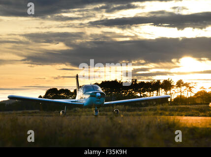 Piper Cherokee, G-BCJM in Charterhall Flugplatz einen ehemaligen RAF während des Krieges Air Station für die Ausbildung der Nacht Kampfpiloten. Stockfoto