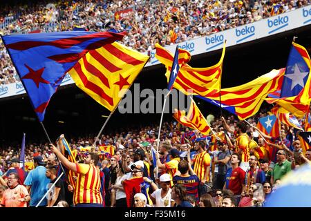 Barcelona, Spanien. 26. Sep 2015. Gesamtansicht Fußball: Zuschauer winken die Catalonia Flagge auf Spanisch "Liga BBVA" match zwischen FC Barcelona 2: 1-UD Las Palmas im Stadion Camp Nou in Barcelona, Spanien. © Mutsu Kawamori/AFLO/Alamy Live-Nachrichten Stockfoto